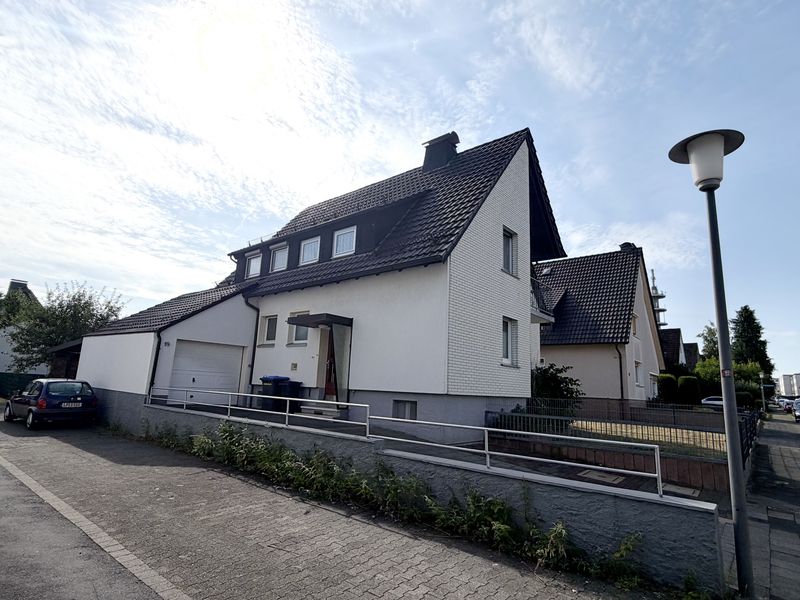 Charmantes Zweifamilienhaus mit großem Wintergarten, Garage und Carport!
